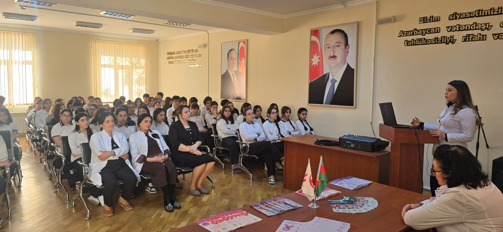 Respublika QİÇS-lə Mübarizə Mərkəzi 146 nömrəli tam orta məktəbdə İİV-lə bağlı maarifləndirici tədbir keçirib