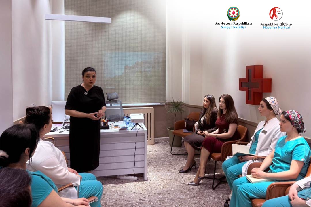 Respublika QİÇS-lə Mübarizə Mərkəzi özəl tibb müəssisəsində infeksiyalara yoluxma risklərinin idarə olunması ilə bağlı təlim keçirib